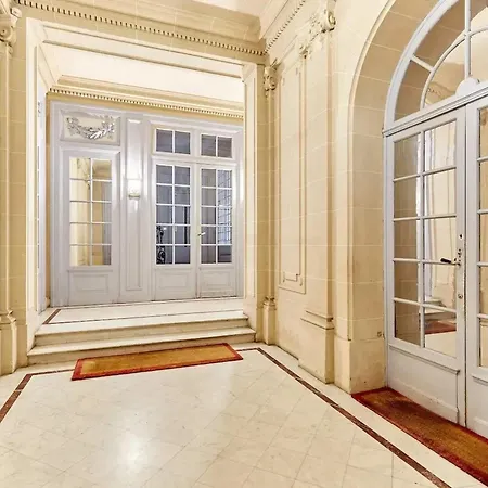 à Paris, Près De L'arc De Triomphe *