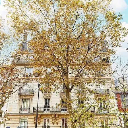 à Paris, Près De L'arc De Triomphe *